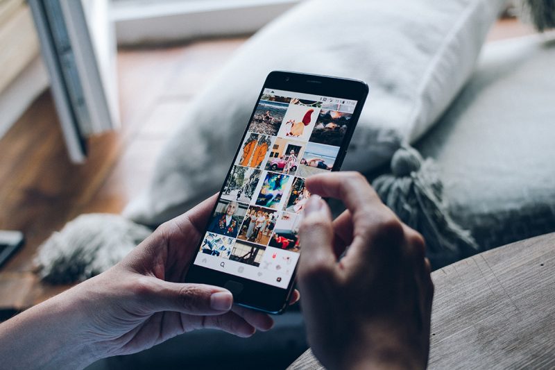 Instagramek azpitituluak gehituko dizkie bere bideoei
