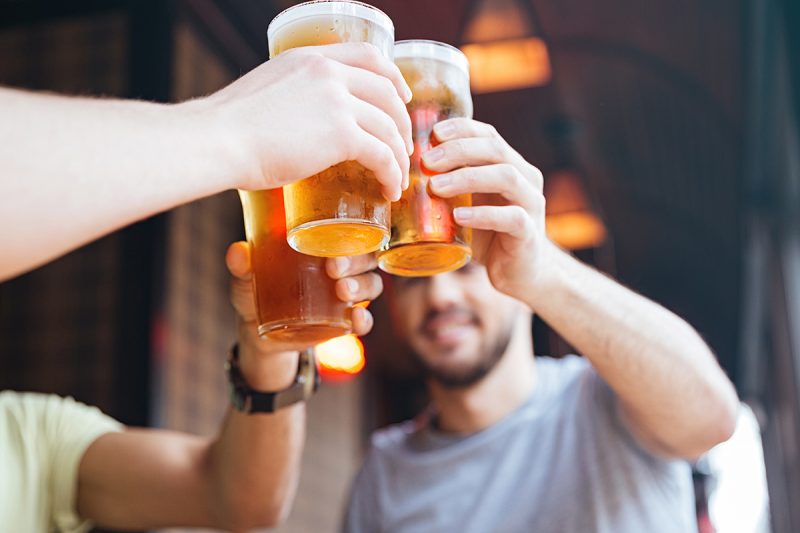 Jaietan alkoholaren gehiegizko kontsumoaren aurkako pegatina diseinatzeko lehiaketa